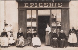 /medias/customer_2/EXPOSITIONS VIRTUELLES/COMMERCES AU FIL DU TEMPS/coll. Lannuzel _epicerie rue de Concarneau_jpg_/0_0.jpg